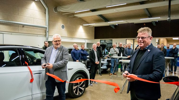 Tradiums bestyrelsesformand, Søren Sørensen (tv.) og Randers' borgmester, Torben Hansen (th.) klippede snoren ved indvielsen af Tradiums efteruddannelsescenter for mobilitetsbranchen.