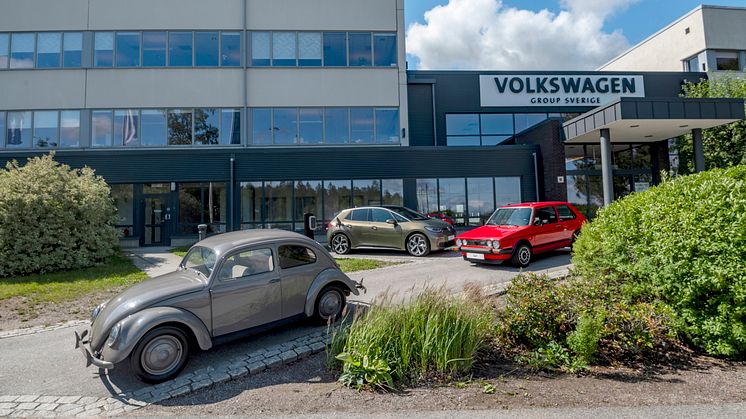 En VW-Bubbla, Golf och ID.3 utanför generalagenten i Södertälje.