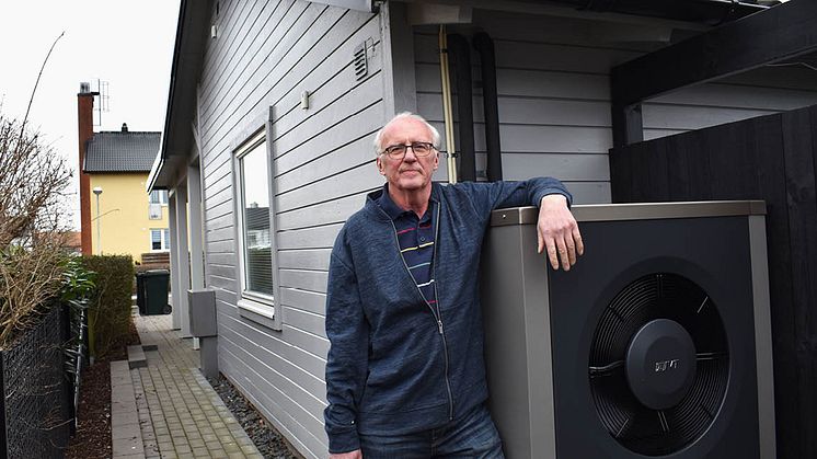 Ronny Svensson Påarp har halverat sin energiförbrukning genom att ersätta gas med en värmepump och installera solceller.