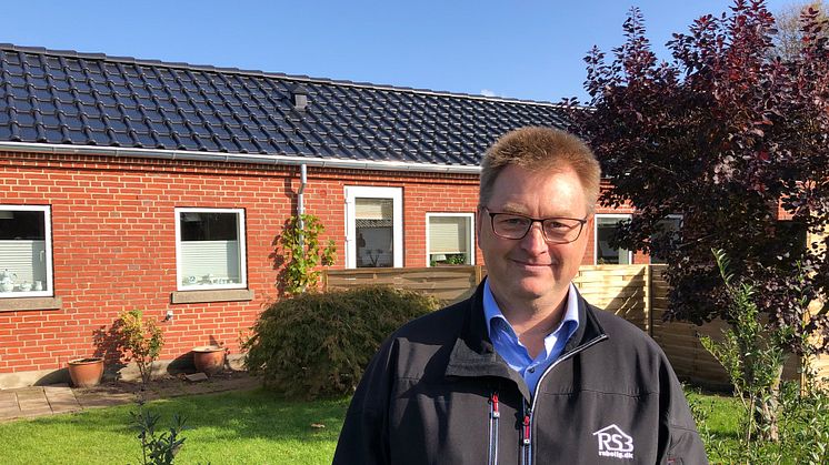 Preben Hamborg er inspektør i Ringkøbing-Skjern boligforening, der valgte energirigtige tage med solcelleteglsten 