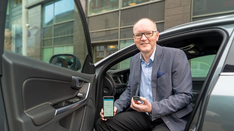Svein Skovly, leder for innovasjon i SpareBank 1 Forsikring, med smartplugg fra TomTom og egenutviklet app til Smart bilforsikring.