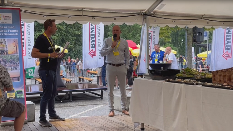 Den tidligere Tour de France-vinder Bjarne Riis blev interviewet af konferenciers og sportsjournalist Anders Sigdal ved Bygmas VIP-arrangementer i de tre danske målbyer