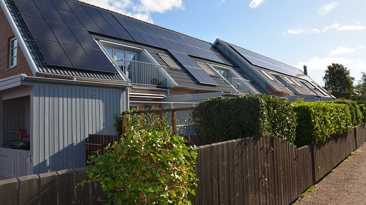 Solceller sänker kostnaderna med 7 000 om året per lägenhet i Höllviken