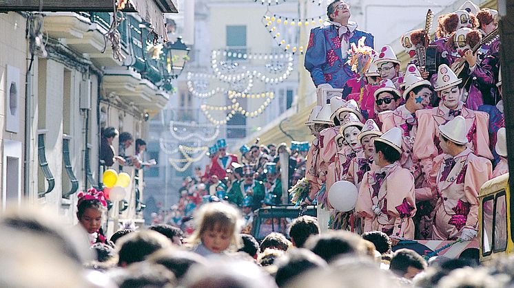 Få en varm og sjov vinterferie med fem karnevaler i Spanien