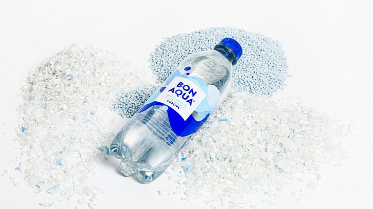 Uudet Bonaqua-pullot tehdään käytetyistä pulloista saadusta muovista, jota näkyy myös kuvassa. Kierrätysmuovin käyttö pulloissa vähentää muovin päätymistä roskaksi ja pienentää pakkauksien ilmastovakutusta.