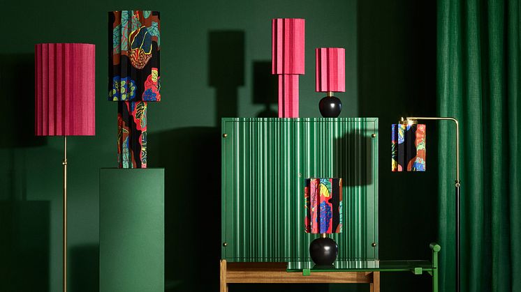 Konst- och designduon Folkform tolkar Josef Franks mönstervärld i en ny belysningskollektion framtagen exklusivt för Svenskt Tenn. 