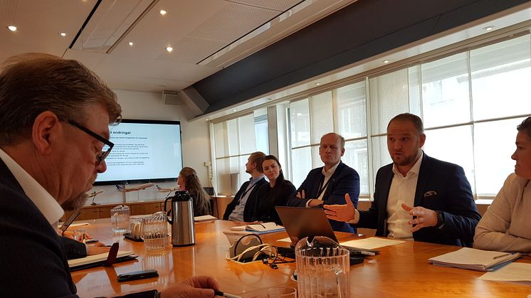På et møte i Samferdselsdepartementet la statsråd Jon Georg Dale (Frp) fram høringsforslaget for drosjenæringen. Helt til venstre, NT-leder Øystein Trevland. 