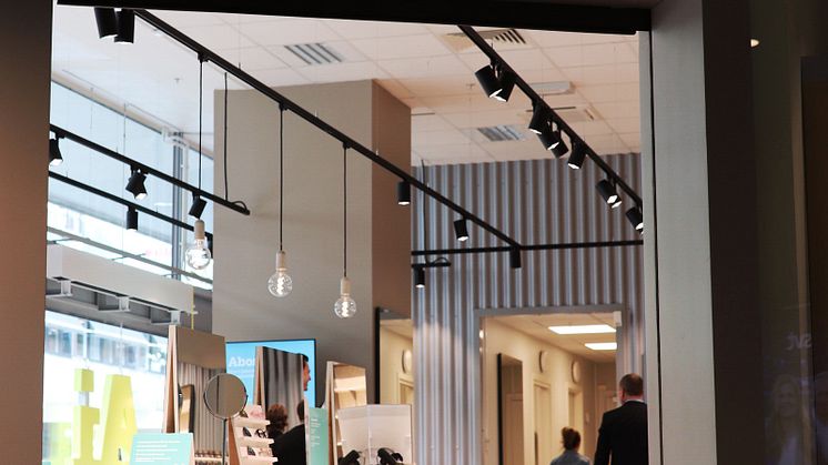Ai Eyewear öppnar sin tredje butik i expansiva varuhuset Kringlan i Södertälje Centrum. Hos Ai kan du designa dina egna glasögon och solglasögon.