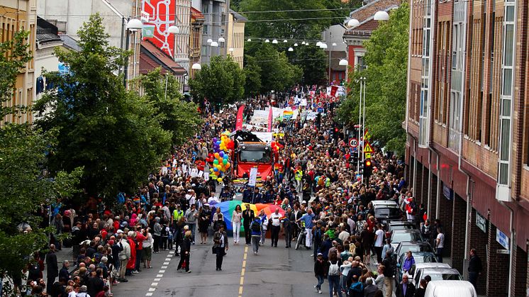 Bildet: 104 paradeinnslag er påmeldt Oslo Prides paraden som går av stabelen lørdag 25. juni. Rekorden fra 2014, da Oslo Pride var vertskap for EuroPride, er med det slått.  Foto: Jørgen Schive/Oslo Pride.