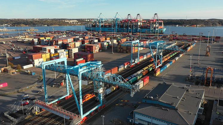 Much of the long-range export goods consists of basic industrial goods such as steel and forest products from all over Sweden. It is usually transported by rail to the port for further transport to the continent. Photo: Gothenburg Port Autority.