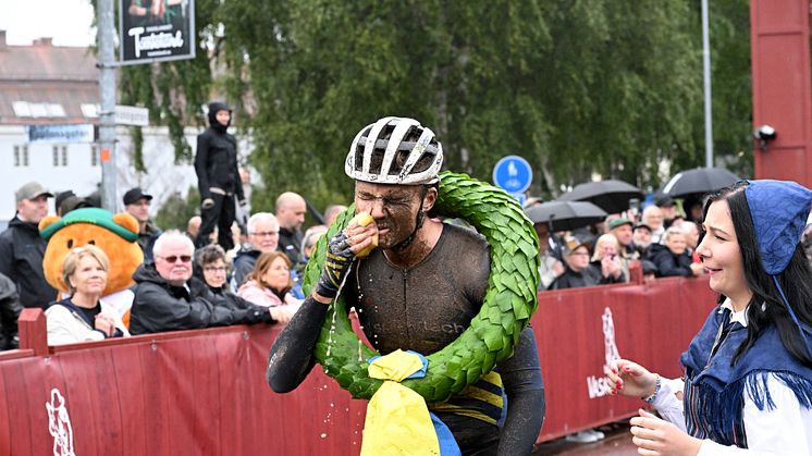 Cykelvasan 90 2023 winner Kristian Klevgård washing face