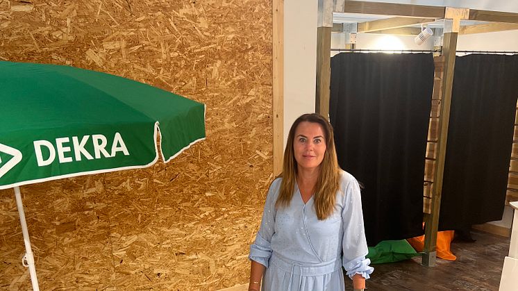 Anja Brauner-Kristiansen byder velkommen til DEKRAs pop-up shop i Ishøj Bycenter