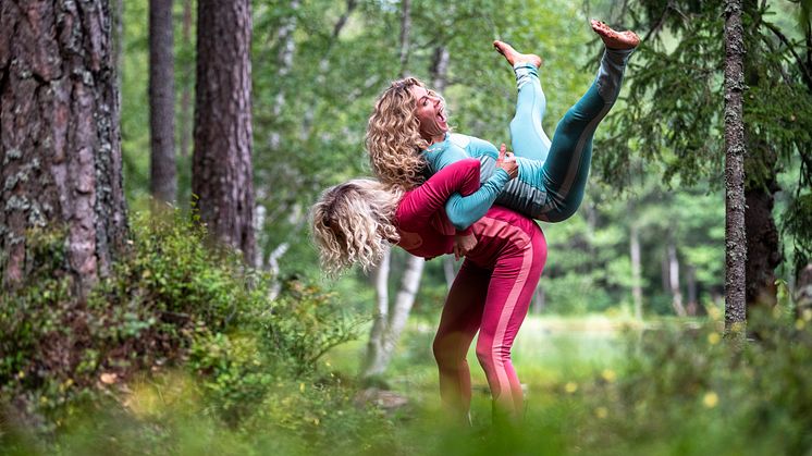 Enten du skal ha noe utenpå eller ikke, gjør som Cecilie og søsteren i sommer – velg ull innerst. Foto: Bergans / Hans Kristian Krogh-Hanssen