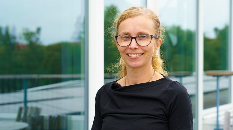 Statistikern Inger Persson tilldelas Uppsala universitets innovationspris Hjärnäpplet 2023.