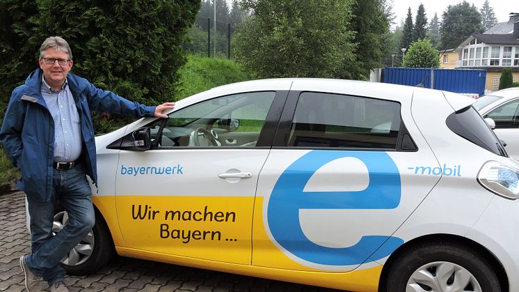 Eine Woche lang haben Geroldsgrüns Bürgermeister Helmut Oelschlegel (l.) und seine Verwaltungsmitarbeiter einen voll elektrischen Renault Zoé des Bayernwerks im Alltag getestet.