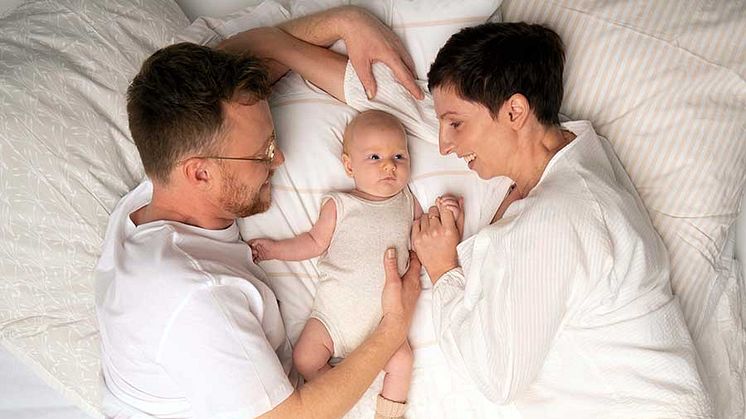 baby-father-mother-in-bed900x514