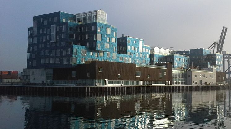 Copenhagen International School i Nordhavn i København er kledd med en fasade bestående av en mosaikk av 12.000 solpaneler. Foto Eskild Berg Sørensen.