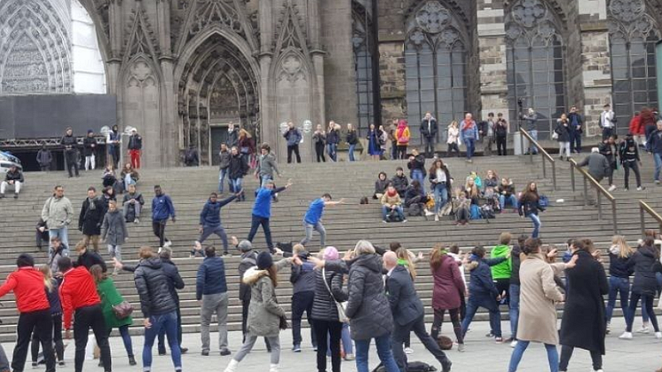 Rücken-Flashmob in Köln anlässlich des Tags der Rückengesundheit