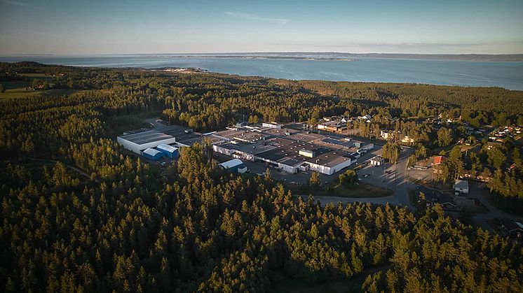 Fagerhults Belysning ligger naturskönt i kanten av Vättern. Foto: Patrik Svedberg, En produktionsbyrå.