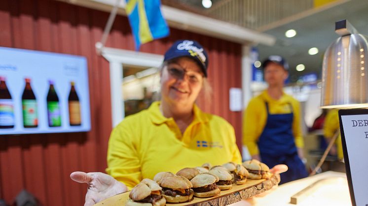 Älgburgare från Sverige är populära bland de tyska besökarna på Grüne Woche i Berlin. Foto: Ludewig Bernhard