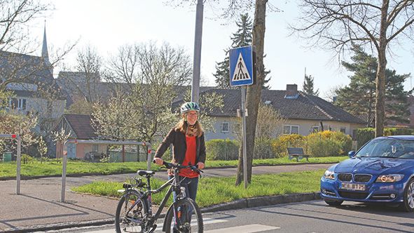 Radfahrer auf dem Zebrastreifen: Müssen sie absteigen, wenn sie den Überweg nutzen? Foto: ARCD