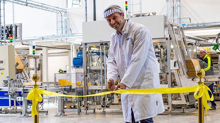 Tobias Gill, Fabrikschef, klipper det gula bandet för att inviga Risenta-produktionen i Mölndal. Foto: Nicklas Holmberg, Paulig