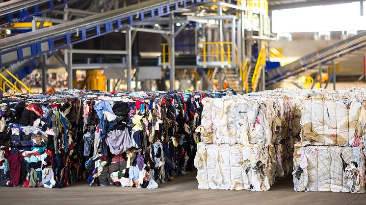 Sorterat textilavfall vid anläggningen Siptex hos Sysav i Malmö