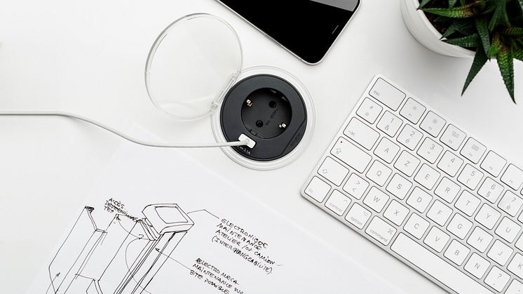 Den nya designade bordsenheten XS, uttag med integrerad USB-laddare, monteras enkelt i både bänk- och bordsskivor. 