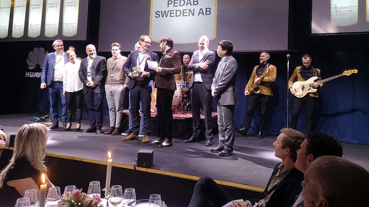 Pedab från Borås tar emot Huaweis partnerpris Gulddraken 2020 i kategorin Nordic Distributor of the Year. (Foto: Anna Idbrant/Huawei)