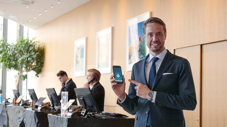 Henrik Berghult testar funktionen "Hotel Room Chooser" i Nordic Choice Hotels app