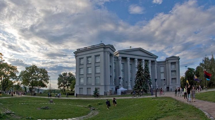 Nationalmuseet för Ukrainas historia i Kiev. Foto: Wikimedia Commons. https://bit.ly/3HG1pEB File:Дом под небом голубым.jpg