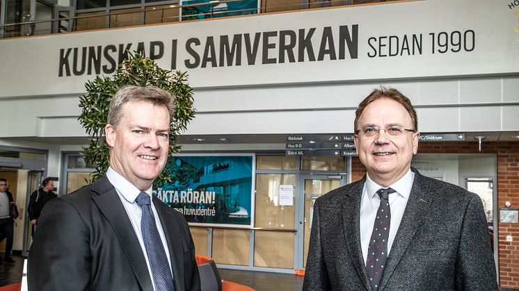 Henrik Runnemalm, forskningschef på GKN Aerospace och Marin Hellström, rektor på Högskolan Väst tillsammans under högskolans devis