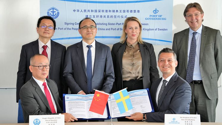 Systerhamnsavtalet undertecknades av Dong Yan Ze, direktör för transportstyrelsen i Shenzhenregionen och Göteborgs Hamn AB:s vd Elvir Dzanic. Bild: Göteborgs Hamn AB.