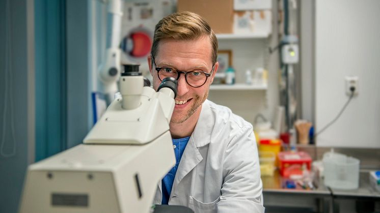 Ögonspecialist och cancerforskare Gustav Stålhammar har medverkat till en ny klassifikation för uvealt melanom. Foto: Jens Sølvberg