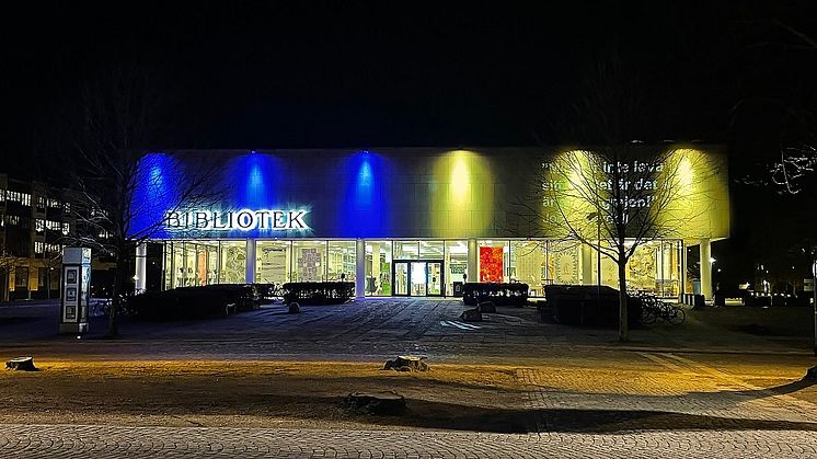 Växjö stadsbibliotek lös i Ukrainas färger i mars 2022, strax efter krigets utbrott.  Foto: Kristina Gustafsson, Växjö kommun