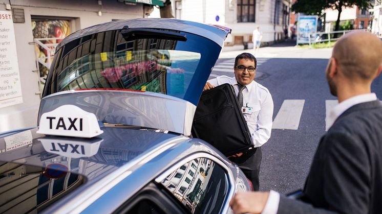 En viktig årsak til manglende rekruttering av nye drosjesjåfører er at det tar svært lang tid før en sjåførkandidat får gyldig kjøreseddel og derved tillatelse til å kjøre drosje.