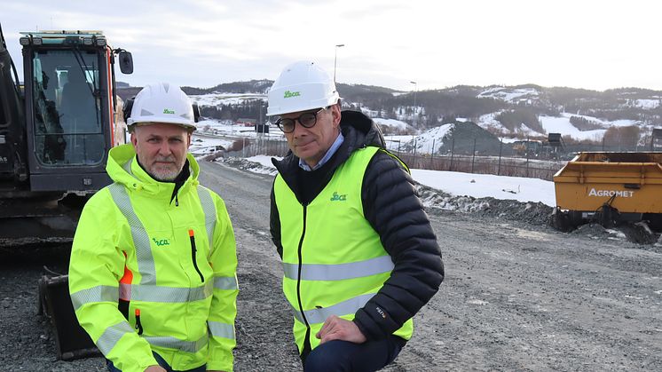 Leca Norge AS har tegnet rekordkontrakt i forbindelse med byggingen av ny E6 mellom Trondheim og Stjørdal. Her representert ved salgssjef i Leca Region Nord Frank Nornberg (t.v.) og Business Solutions Manager i Leca Norge Jon Hauge. Dagens E6 i bakgr