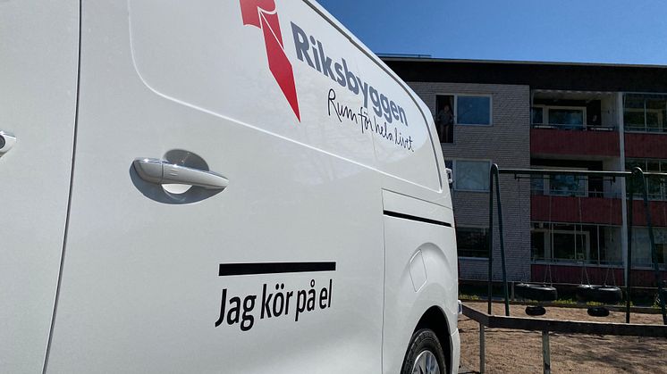 En av Riksbyggens nya transportbilar fotograferad på Brf Opalen i Norrköping. Brf Opalen har gjort en jättelik investering i solpaneler och kommer att kunna ladda elbilar med egen el.