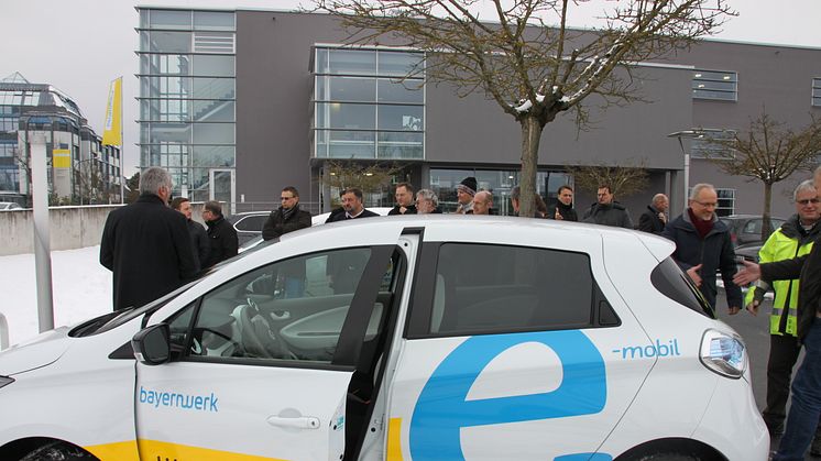 Die anwesenden Bürgermeister aus dem Weidener Raum hatten unter anderem die Möglichkeit, ein E-Auto Probe zu fahren.