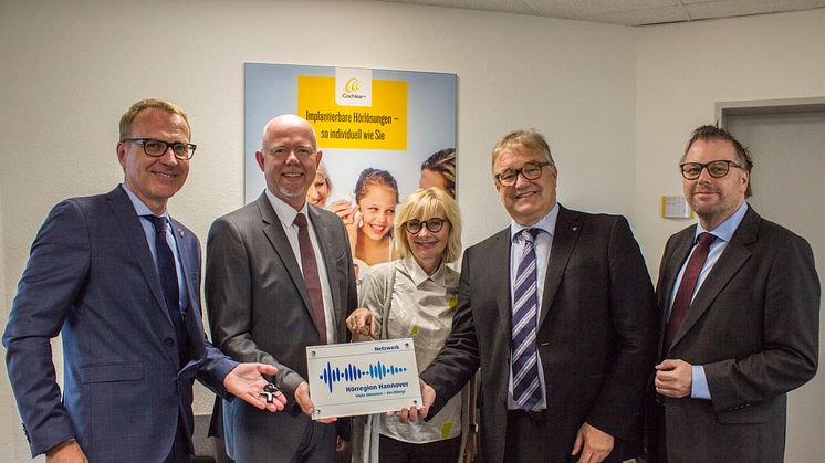 Ehrung für regionales Engagement – Cochlear Deutschland erhält von der Region Hannover die begehrte Hörregions-Plakette