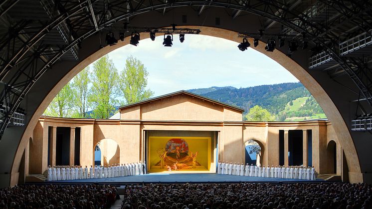 STØRST: Den omfattende teater-oppsetningen i lille Oberammergau er imponerende. © Foto Kienberger