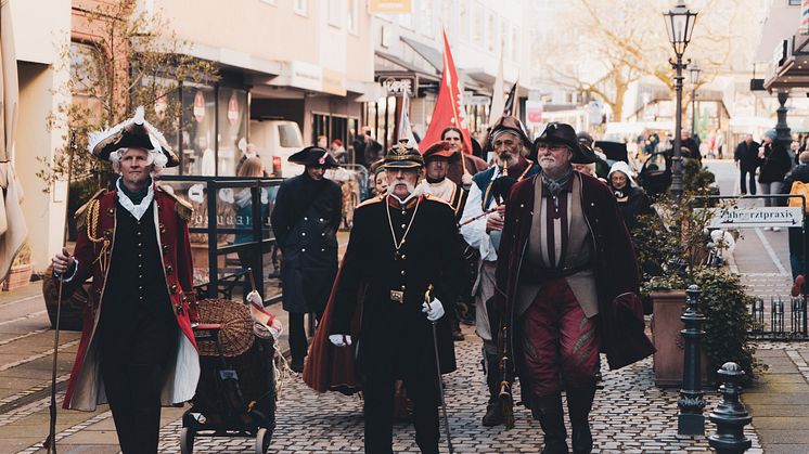 Traditionell zieht das Gefolge des Kieler Altbürgermeisters Asmus Bremer durch die Straßen der Stadt.