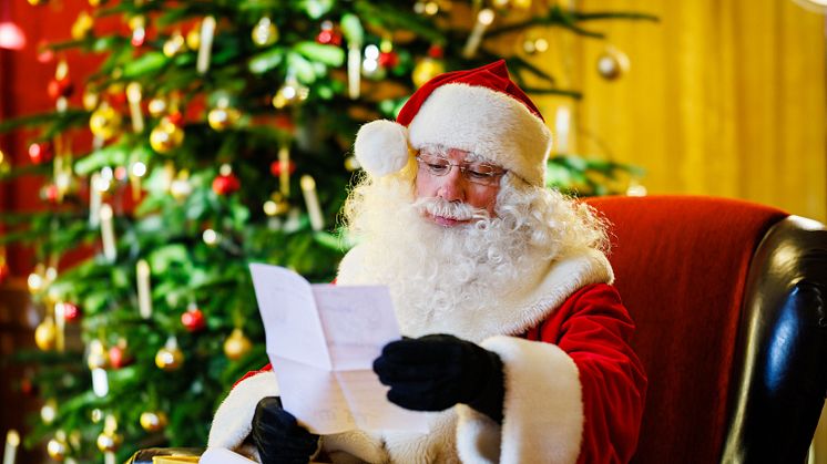 Seit heute ist der Weihnachtsmann wieder in Brandenburg! In Himmelpfort liest und beantwortet er die zahlreichen Briefe von Kindern aus aller Welt. Foto: Deutsche Post/Jens Schlüter. 