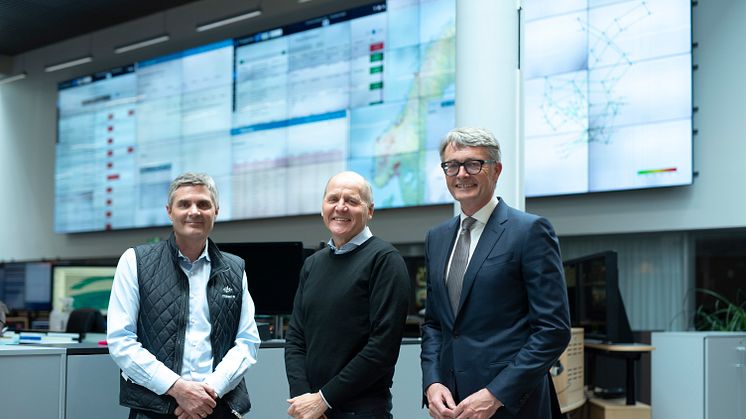 John Markus Lervik, Sigve Brekke og Øyvind Eriksen representerer eierne av Omny, det nye software sikkerhetsselskapet som etableres. Foto: Martin Fjellanger.