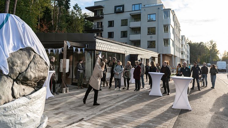 SKB har invigt 114 nya kooperativa hyresrätter och ett kunglikt (sic!) konstverk i Nockeby. Foto: baraBild