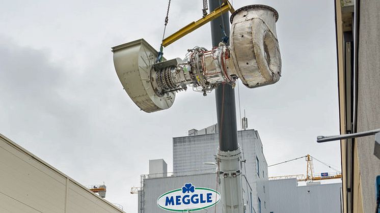 Mit einem Schwerlastkran wird die moderne Gasturbine bei Meggle in Wasserburg montiert. Die neue Anlage zur Kraft-Wärme-Kopplung soll im Juni in Betrieb genommen werden.