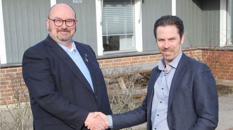 Anders Ohlsson och Sebastian Cabander skrev på avtalet. 
