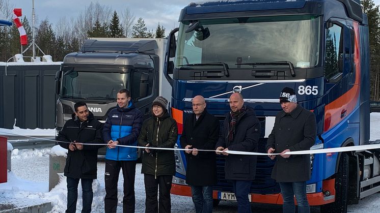 Representater för Scania Group, Volvo Lastvagnar, BioFuel Region, Gasum, Umeå kommun och Sandahl Goods and Parcel klipper bandet och inviger Umeås nya gastankstation.
