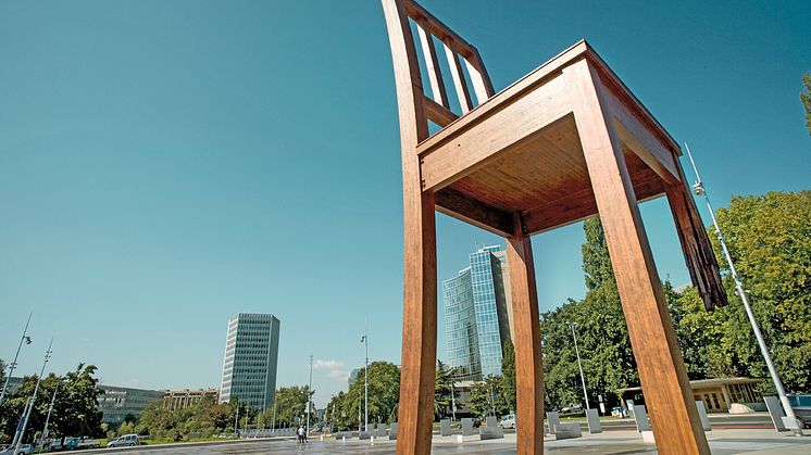 Broken Chair in Genf (c) Christof Schürpf