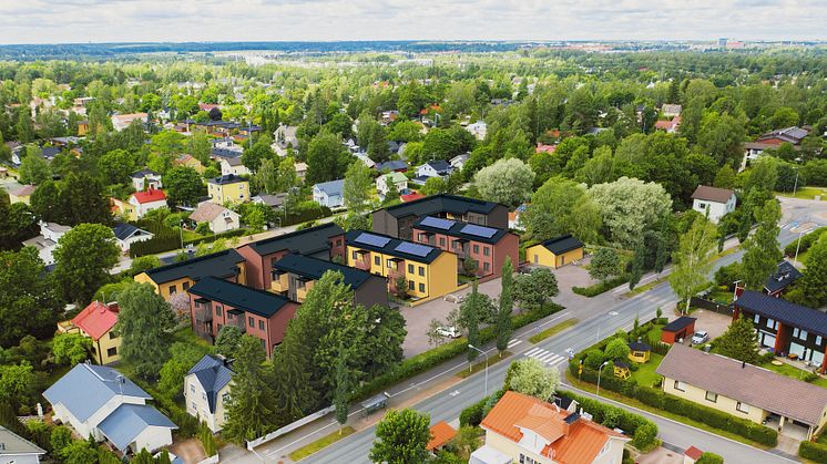 Helsingin Tapaninkylään rakennetaan 33 asunnon BoKlok-puutaloyhtiö. As. Oy Helsingin Huhtapihan asukkaiden yhteiskäytössä on pihasauna ja viljelyspalsta, varaus sähköautopaikoille ja osa taloyhtiön energiantuotannosta saadaan aurinkopaneeleista.